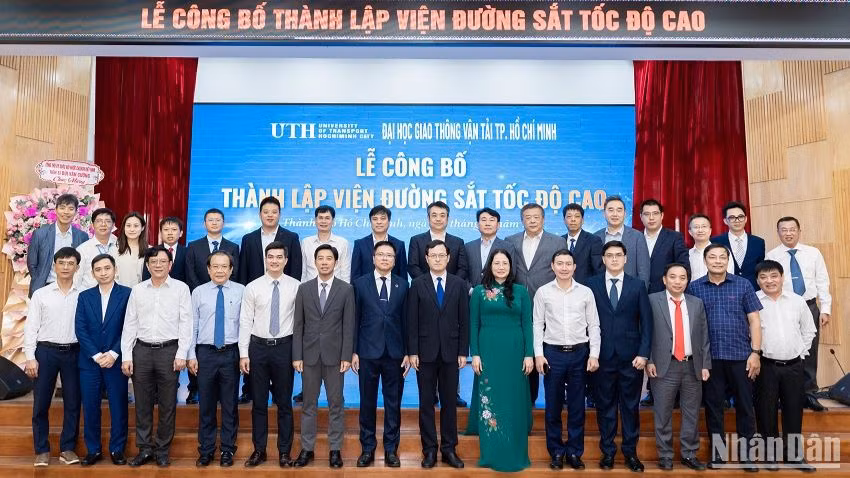 Đại diện UTH cùng các đơn vị chụp ảnh lưu niệm tại Lễ công bố
