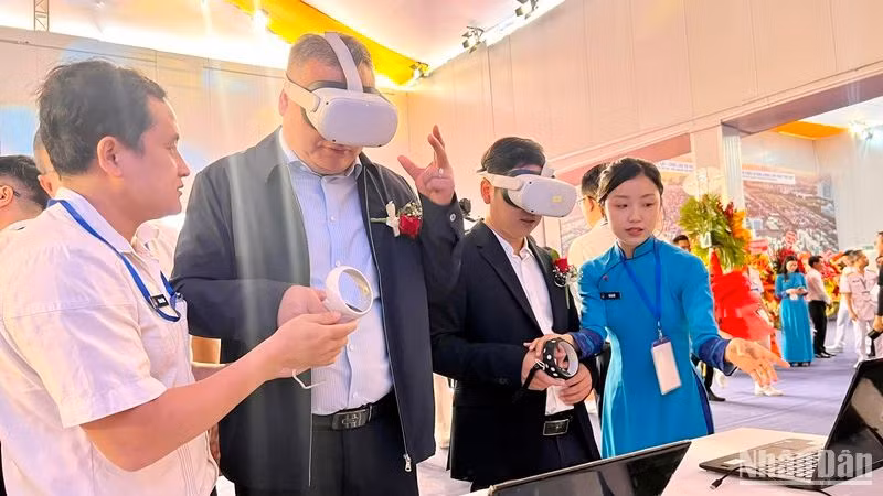 Các đại biểu trải nghiệm các công nghệ hiện đại của Tổng công ty Tân Cảng Sài Gòn. Các đại biểu trải nghiệm các công nghệ hiện đại của Tổng công ty Tân Cảng Sài Gòn.