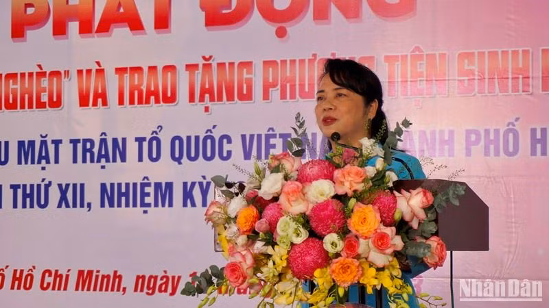 Bà Trần Kim Yến, Chủ tịch Ủy ban Mặt trận Tổ quốc Việt Nam Thành phố phát biểu tại Lễ phát động.