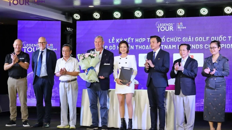 Đại diện Sở Văn hóa, Thể thao Thành phố Hồ Chí Minh tặng hoa các đơn vị tổ chức. (Ảnh: Ban tổ chức)