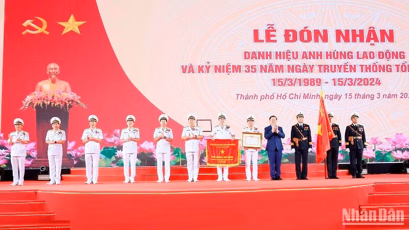 Đồng chí Nguyễn Trọng Nghĩa, Bí thư Trung ương Đảng, Trưởng Ban Tuyên giáo Trung ương thừa uỷ quyền Chủ tịch nước trao danh hiệu Anh hùng Lao động cho Tổng công ty Tân Cảng Sài Gòn.