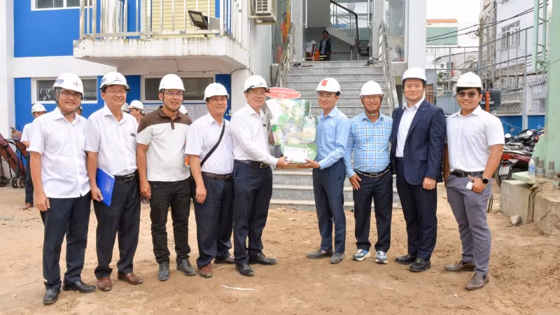 Ông Nguyễn Văn Thanh, Tổng giám đốc EVNHCMC động viên đội ngũ kỹ sư, công nhân của đơn vị thi công tại TBA 110/24kV Hỏa Xa.