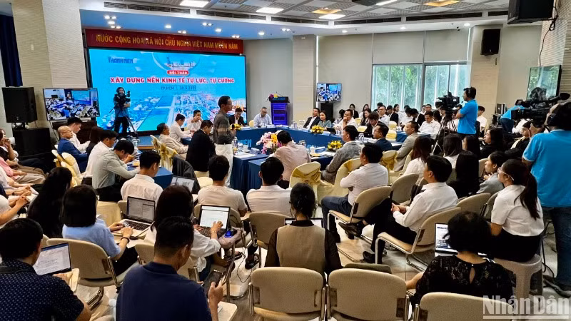 Các đại biểu dự hội thảo. (Ảnh: QUANG QUÝ)