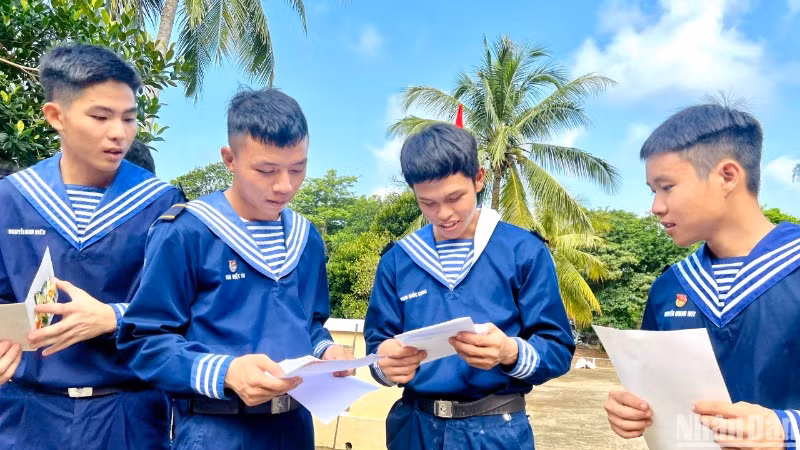Các chú bộ đội hải quân hào hứng khi nhận được thư của các học sinh từ Thành phố Hồ Chí Minh gửi ra