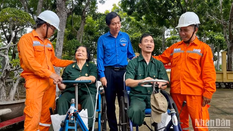 Đại diện đoàn thanh niên, công nhân ngành điện miền Nam hỏi thăm các cô chú thương bệnh binh.