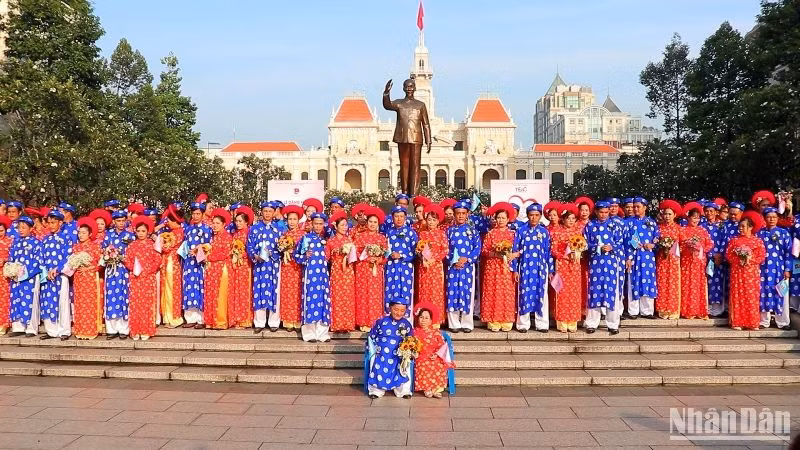 Từ sáng sớm, các cặp đôi có mặt tại phố đi bộ Nguyễn Huệ (phường Bến Nghé, quận 1) để thực hiện Lễ dâng hoa Chủ tịch Hồ Chí Minh và tham gia diễu hành trên xe hoa.