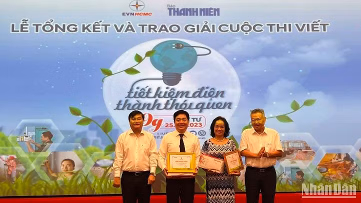 Ban tổ chức trao giải cho các thí sinh đạt giải.