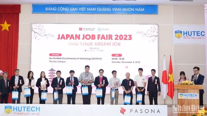 Lãnh đạo HUTECH tặng quà kỷ niệm cho các doanh nghiệp.