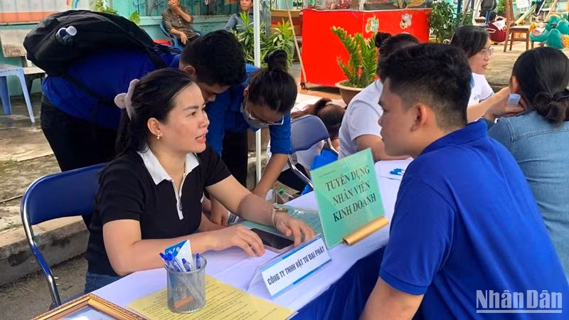 Các đoàn viên, thanh niên công nhân tham gia hoạt động tư vấn, tuyển dụng việc làm.