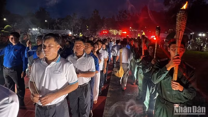 Các đại biểu dâng hương, thắp nến tri ân các Anh hùng Liệt sĩ tại nghĩa trang Hàng Dương Các đại biểu dâng hương, thắp nến tri ân các Anh hùng Liệt sĩ tại nghĩa trang Hàng Dương