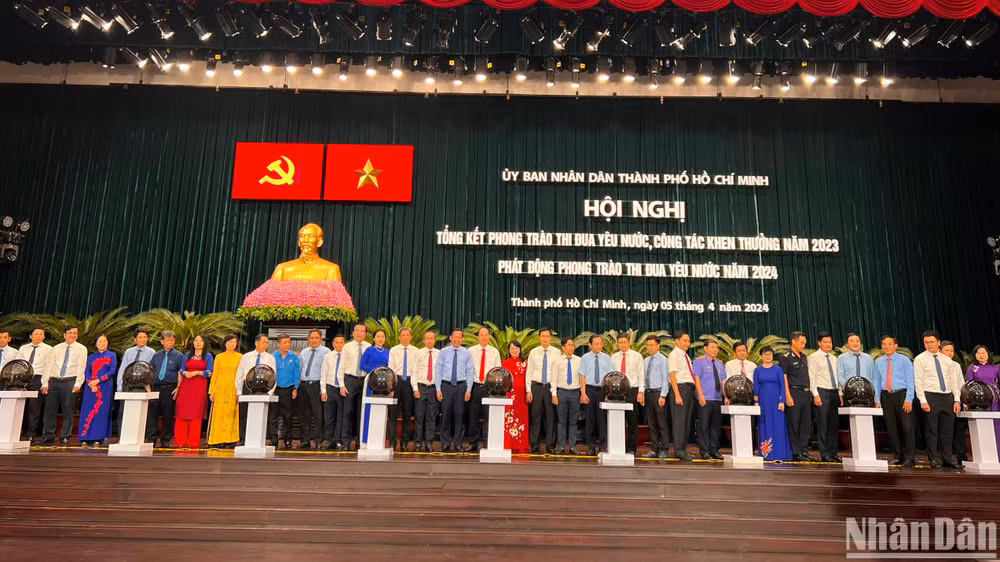 Các đơn vị, sở ngành của thành phố đăng ký thi đua năm 2024.