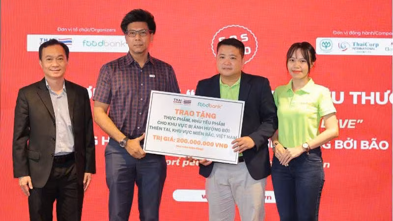 Hiệp hội doanh nghiệp Thái Lan tại Việt Nam (Thaicham) trao ủng hộ 200 tấn nhu yếu phẩm, lương thực ủng hộ các tỉnh miền bắc bị thiệt hại do bão số 3.