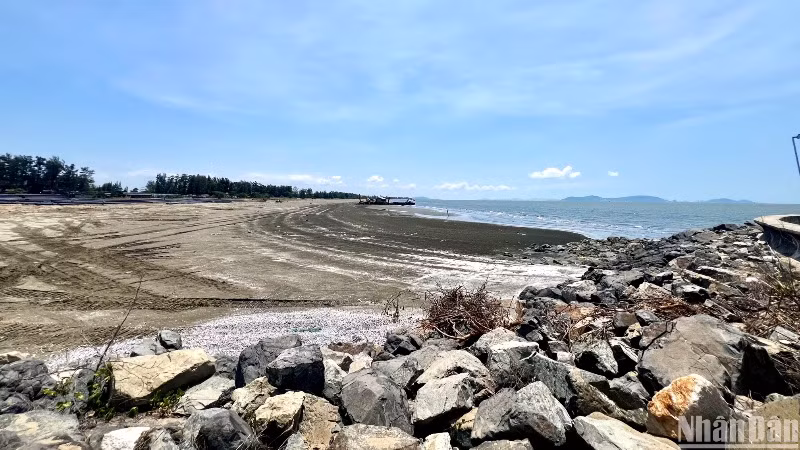 Bãi biển xã Long Hòa và thị trấn Cần Thạnh nơi khởi công dự án.