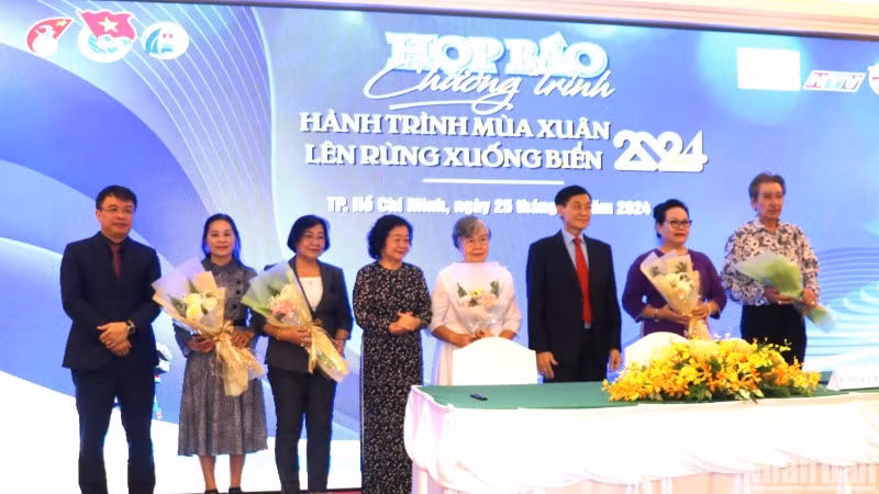 Đại diện các đơn vị thông tin tại chương trình “Hành trình mùa xuân lên rừng xuống biển” năm 2024.