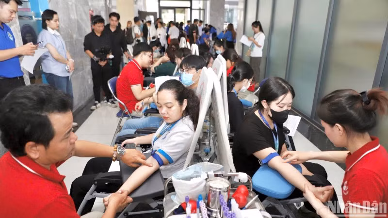Nhiều người cùng tham gia chương trình Hành trình đỏ lần thứ 17 năm 2025