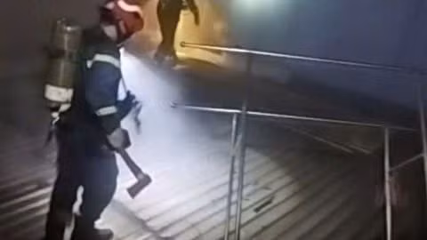 Lực lượng Cảnh sát phòng cháy, chữa cháy và cứu nạn, cứu hộ tiếp cận từ mái nhà để cứu hộ các nạn nhân bị mắc kẹt bên trong. (Ảnh: Công an cung cấp)