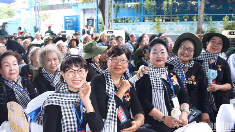 Các cựu đoàn viên, thanh niên các cơ quan Trung ương Cục miền nam gặp lại nhau nhân kỷ niệm 50 năm Ngày Giải phóng miền nam.