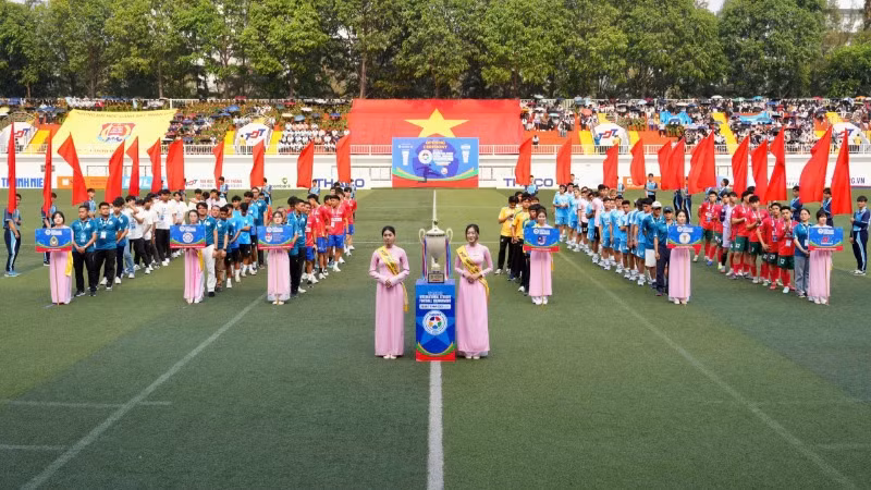 Các đội bóng tham gia khai mạc giải đấu. (Ảnh: Độc Lập)