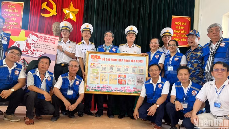 Lãnh đạo Quân chủng Hải quân, Vùng 2 Hải quân và lãnh đạo Thành phố Hồ Chí Minh trao Không gian văn hóa Hồ Chí Minh cho cán bộ, chiến sĩ đảo Hòn Đốc.