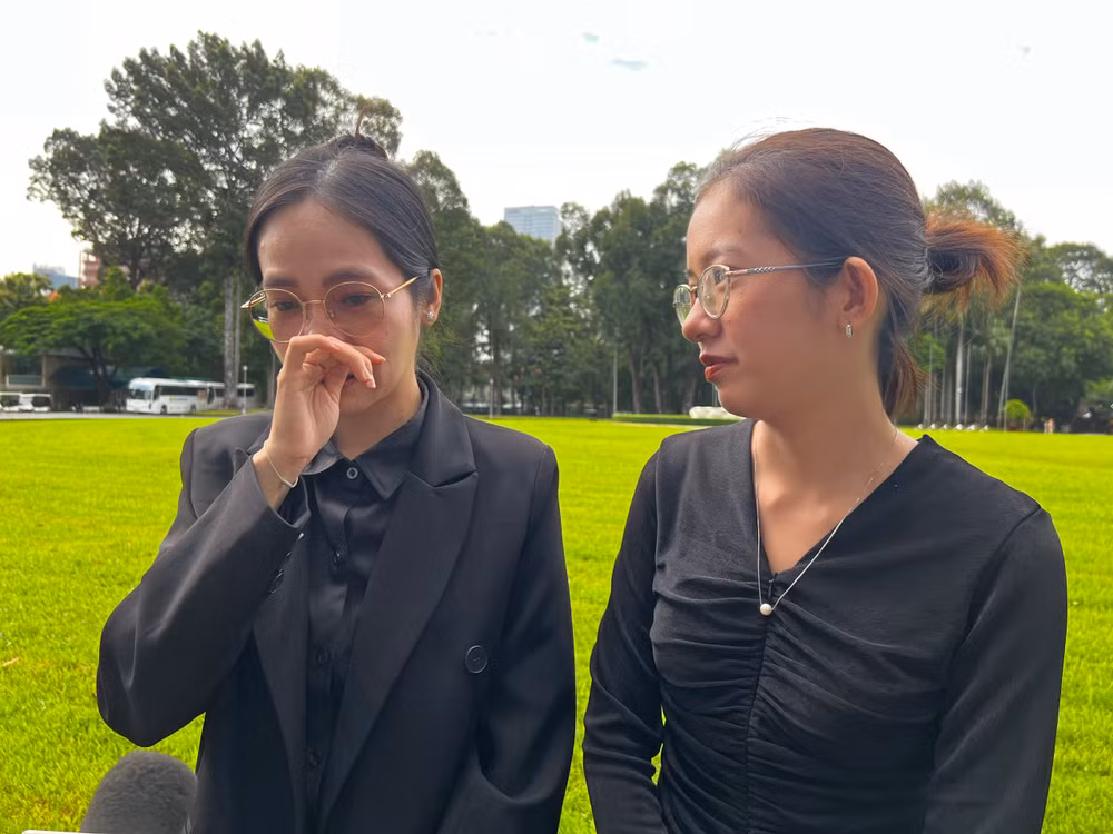 Bạn Phan Mộng Vân (trái) xúc động trước giờ vào viếng Tổng Bí thư Nguyễn Phú Trọng. (Ảnh: QUANG QUÝ)