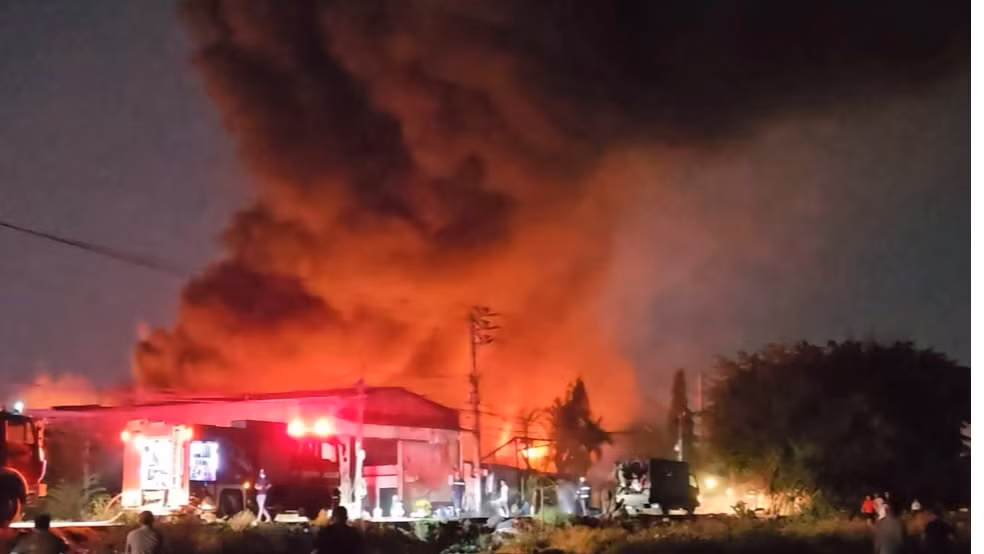 Hình ảnh vụ cháy 3 xưởng liền kề (Ảnh: BH)