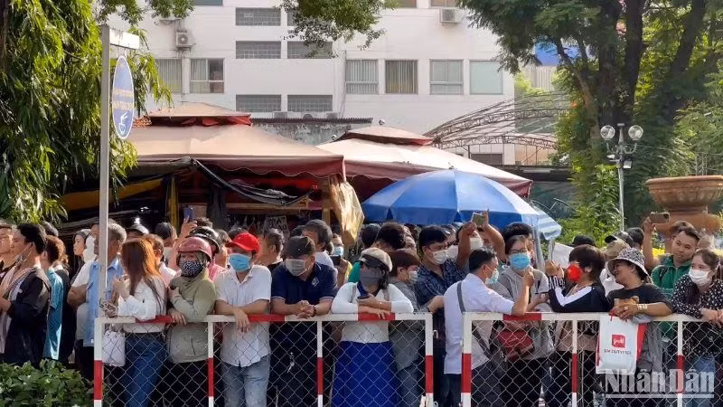 Nhiều người dân đến theo dõi quá trình xét xử bà Nguyễn Phương Hằng và các đồng phạm.