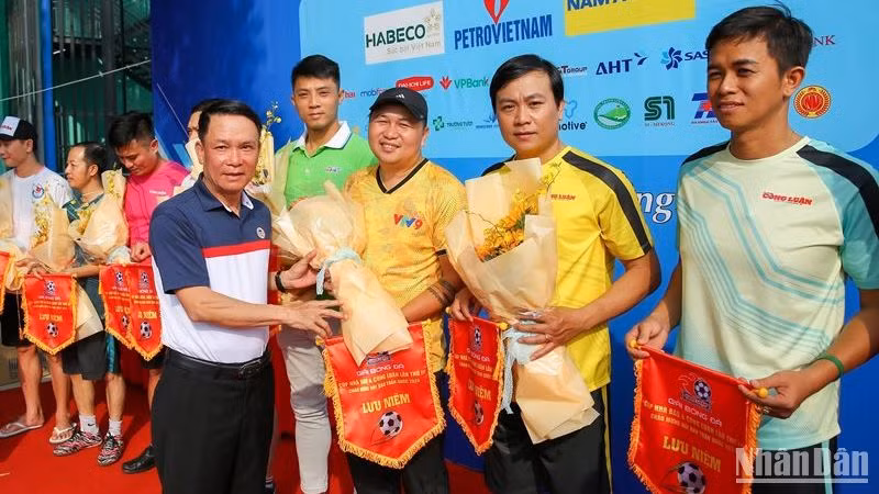 Lãnh đạo Hội Nhà báo Việt Nam tặng Cờ lưu niệm và hoa chúc mừng các đội bóng tham dự giải đấu.
