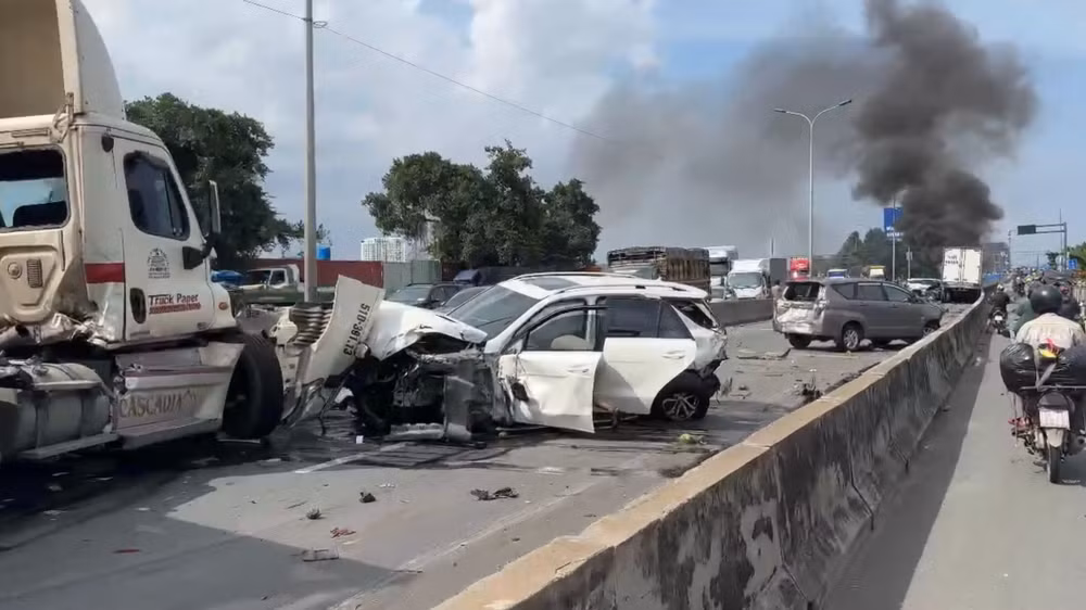 Vụ tai nạn liên hoàn làm nhiều phương tiện hư hại nặng. Vụ tai nạn liên hoàn làm nhiều phương tiện hư hại nặng.