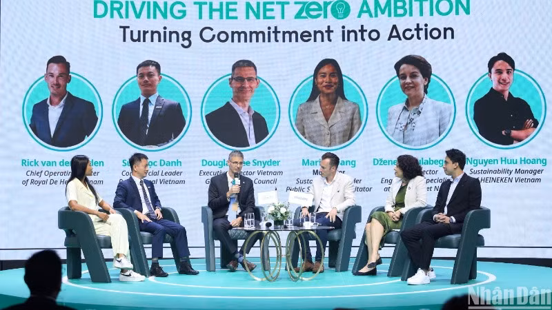 Các đại biểu tham gia trao đổi tại chương trình.