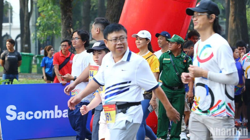 Đông đảo các tầng lớp tham gia Ngày chạy Olympic vì sức khỏe toàn dân.