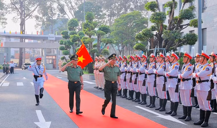 Bộ trưởng Tô Lâm duyệt đội danh dự khi đến dự Hội nghị. (Ảnh: ĐỨC NAM)