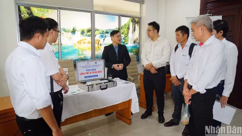 Các đại biểu tìm hiểu về công nghệ tiết kiệm điện.