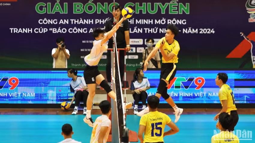 Pha đánh bóng giữa cầu thủ hai đội Trà Vinh và Vĩnh Long.