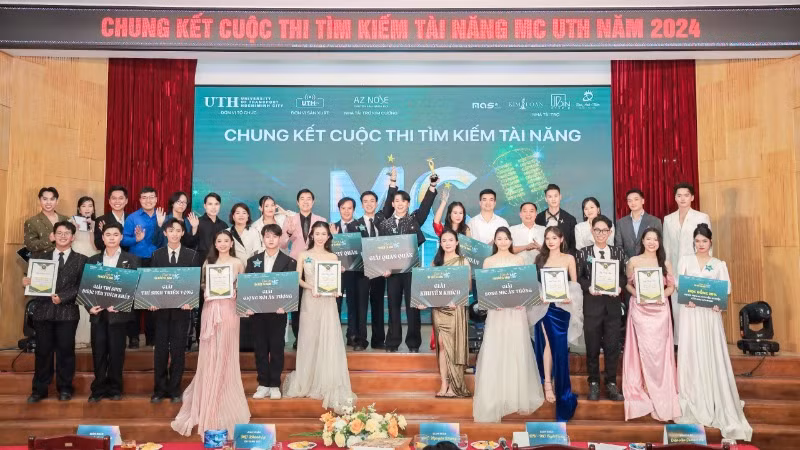 Ban tổ chức trao giải cho các thí sinh đạt giải của cuộc thi. 