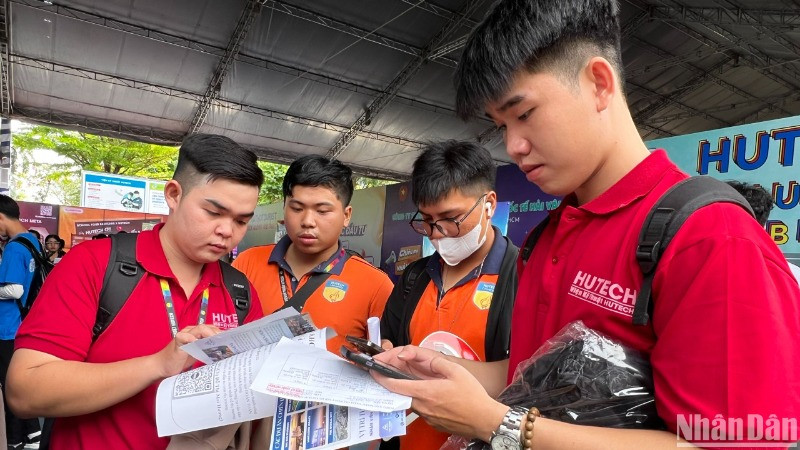 Các sinh viên tìm hiểu thông tin các doanh nghiệp tham gia tuyển dụng.