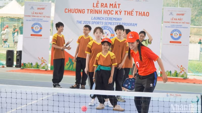 Nữ tuyển thủ bóng đá Quốc gia Huỳnh Như tham gia các hoạt động thể chất cùng các trẻ em.