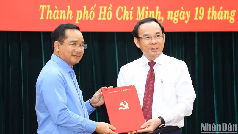 Đồng chí Nguyễn Văn Nên thay mặt Bộ Chính trị trao quyết định cho đồng chí Nguyễn Văn Được. (Ảnh: THẾ ANH)