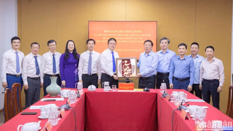 Bộ trưởng Trần Hồng Minh tặng quà lưu niệm đến tập thể lãnh đạo nhà trường.