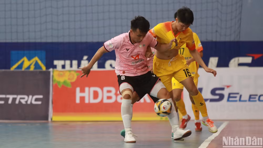 Luxury Hạ Long (áo hồng) có điểm số đầu tiên ở giải năm nay trước Sài Gòn Titans Thành phố Hồ Chí Minh (áo vàng).