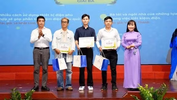 Đại diện các đơn vị tổ chức trao giải cho các tác giả đạt giải của cuộc thi (Ảnh: ĐỘC LẬP)