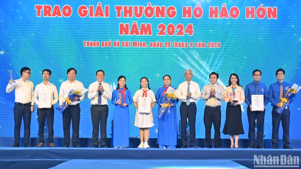 Lãnh đạo Thành phố Hồ Chí Minh trao giải cho đại diện các đơn vị đoạt giải thưởng Hồ Hảo Hớn