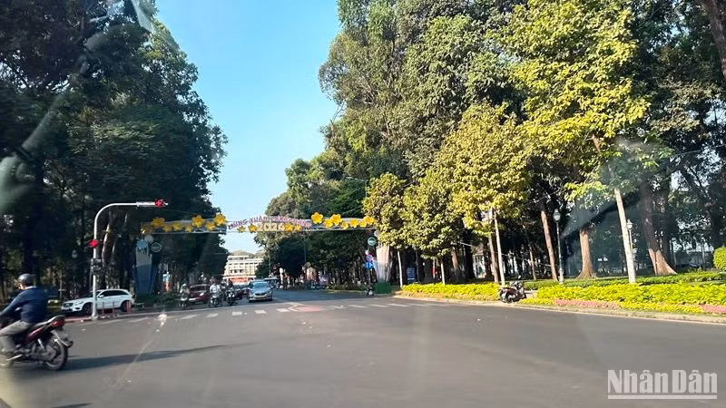 Các tuyến đường trung tâm thành phố thoáng đãng trong ngày đầu tiên người dân đi làm lại sau kỳ nghỉ Tết. Ảnh: MINH CHÁNH