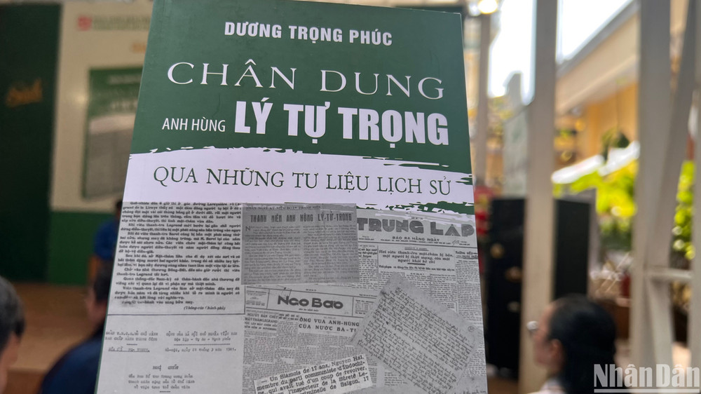 Bìa tác phẩm “Chân dung Anh hùng Lý Tự Trọng qua nhưng tư liệu lịch sử” của tác giả Dương Trọng Phúc
