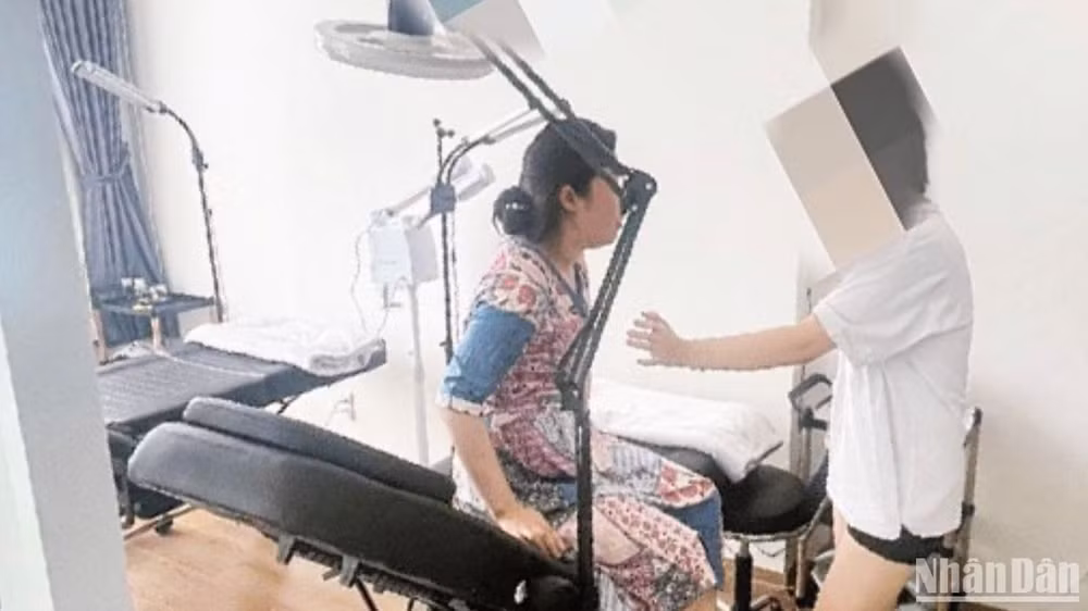 Nhân viên tư vấn phẫu thuật cho một phụ nữ. (Ảnh minh họa)