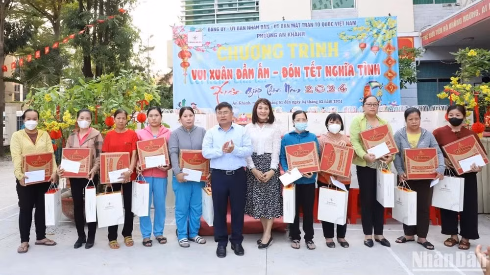 Ông Võ Minh Thắng, Phó Tổng Giám đốc EVNGENCO3 và bà Trần Thị Hồng, Bí thư Đảng ủy Phường An Khánh trao quà cho các hộ dân trên địa bàn phường.