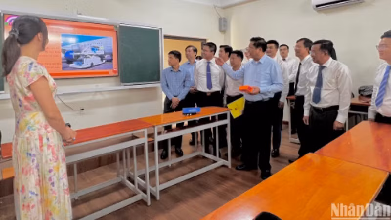 Bộ trưởng Trần Hồng Minh trao đổi với giảng viên giảng dạy môn logistics tại giảng đường