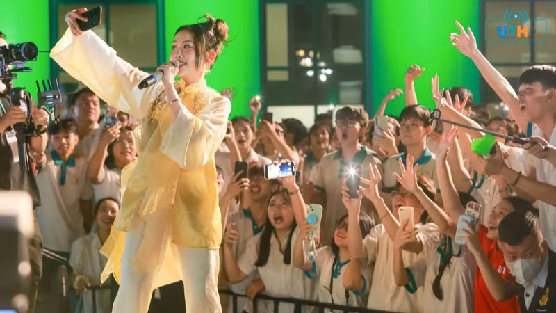 Các nghệ sĩ trẻ giao lưu cùng các sinh viên UTH