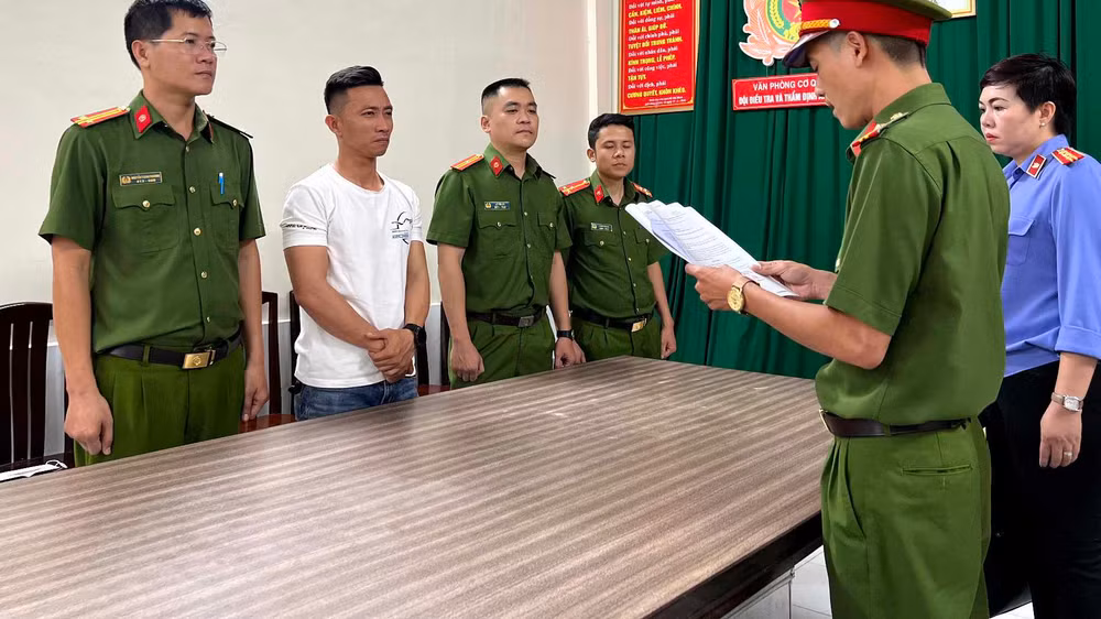 Trần Xuân Đông tại cơ quan công an. (Ảnh: Công an cung cấp)