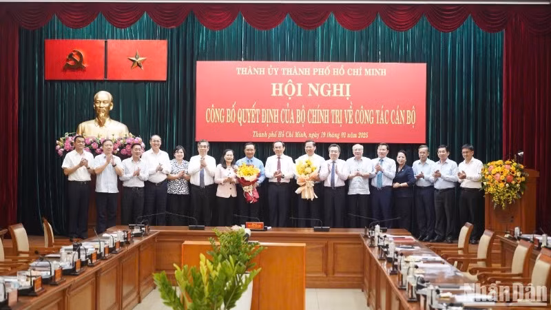 Ban Thường vụ Thành ủy Thành phố Hồ Chí Minh tặng hoa chúc mừng đồng chí Phan Văn Mãi và đồng chí Nguyễn Văn Được. (Ảnh: THẾ ANH)