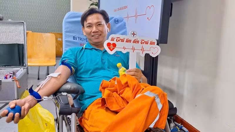 Công đoàn viên EVNHCMC tham gia hiến máu nhân đạo.